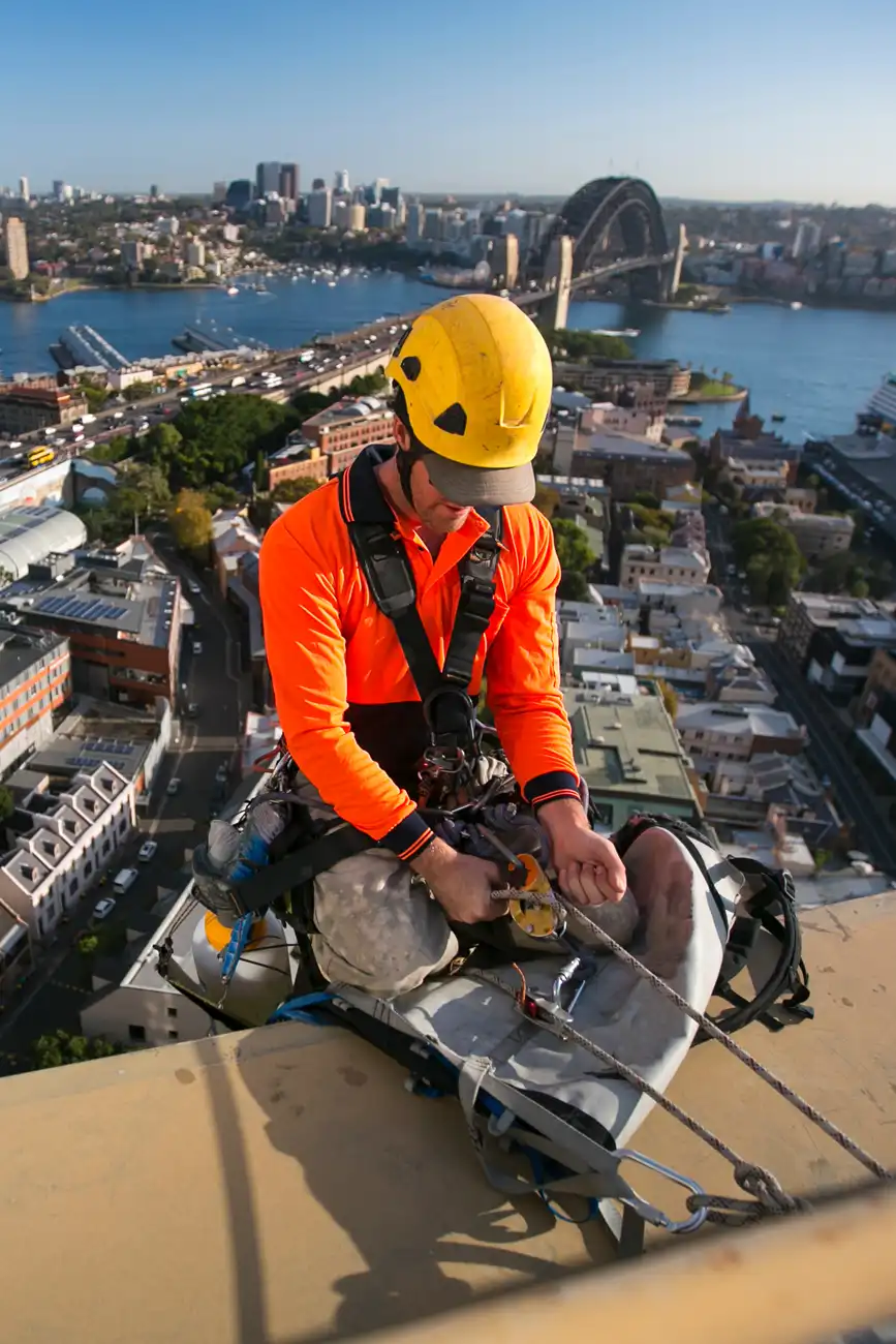 Alleenwerker op grote hoogste bezig met gevaarlijjk werk, maar zich veiligvoelt door de novalink Alarmserver alleenwerkersapp
